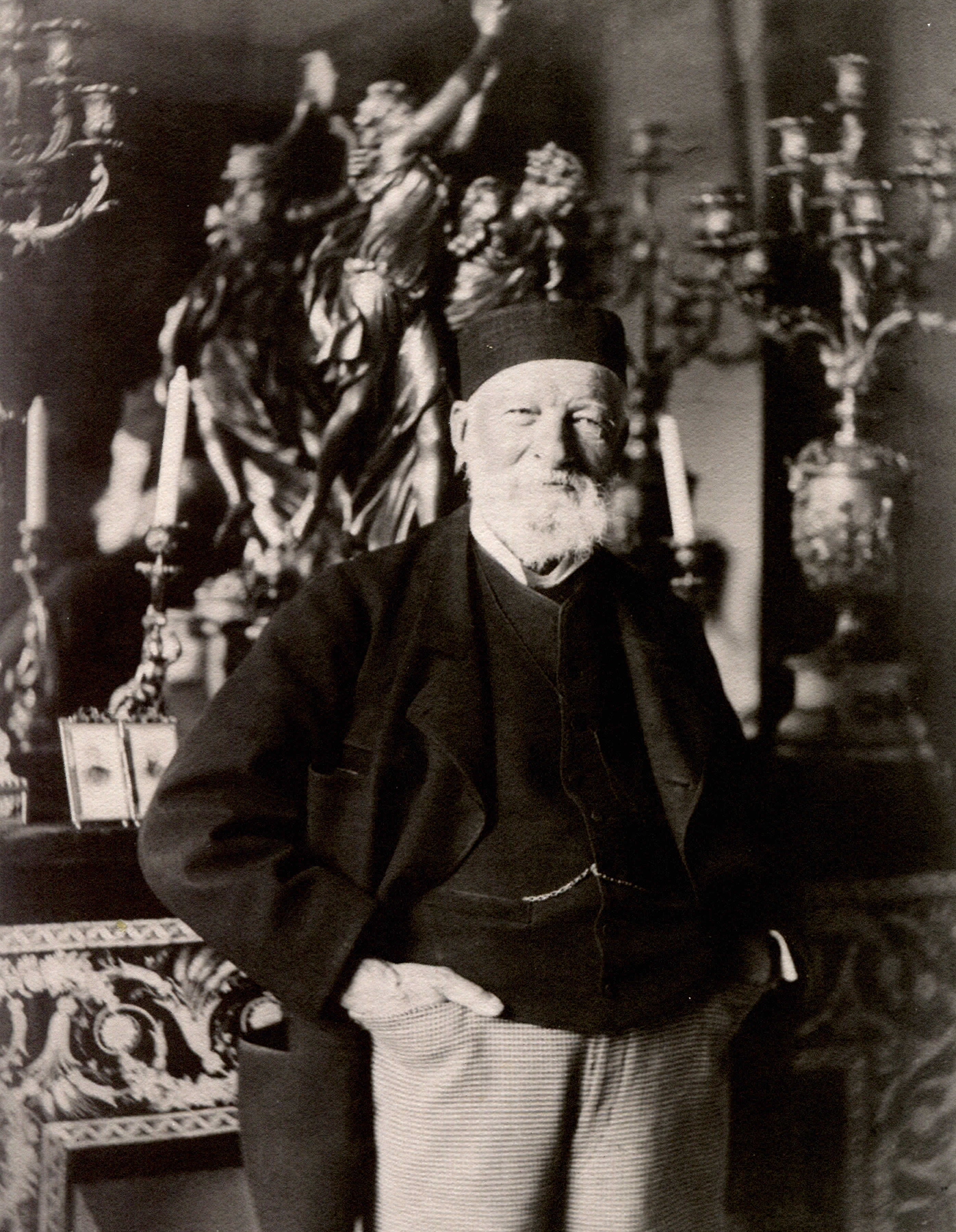 Ernest Deligny en 1894 dans son salon à Paris 060